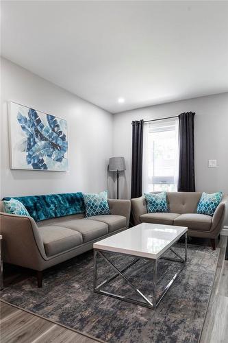 41 Huxley Avenue N, Hamilton, ON - Indoor Photo Showing Living Room