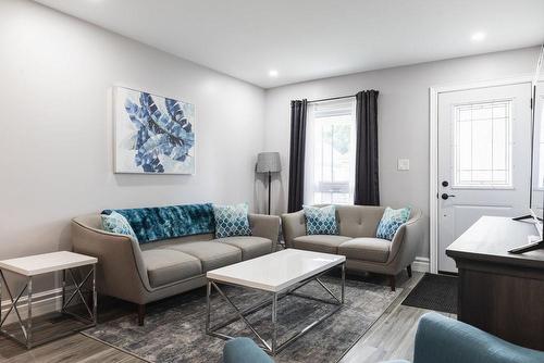 41 Huxley Avenue N, Hamilton, ON - Indoor Photo Showing Living Room