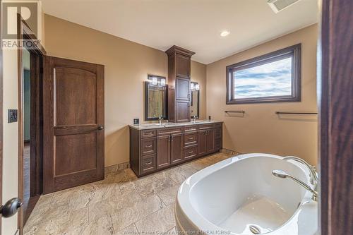 2000 Kelly Road, Lasalle, ON - Indoor Photo Showing Bathroom