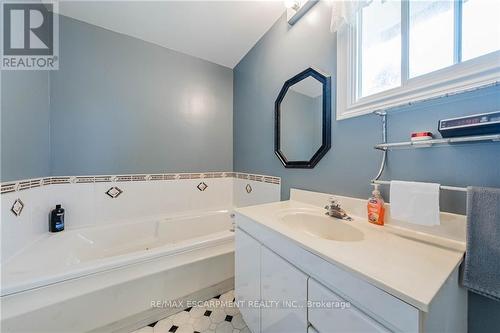 2757 Neptune Court, Niagara Falls, ON - Indoor Photo Showing Bathroom