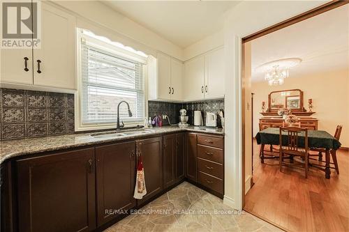 2757 Neptune Court, Niagara Falls, ON - Indoor Photo Showing Kitchen With Double Sink