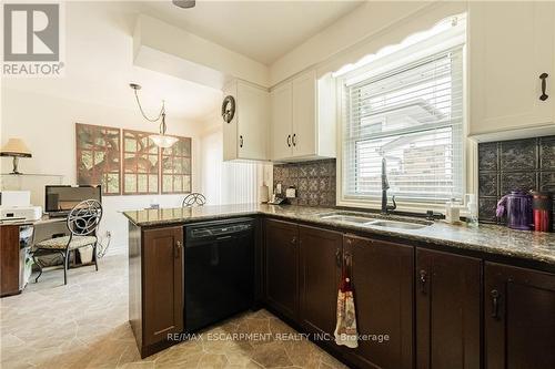 2757 Neptune Court, Niagara Falls, ON - Indoor Photo Showing Kitchen With Double Sink