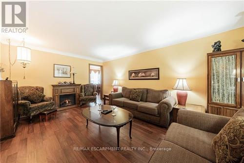 2757 Neptune Court, Niagara Falls, ON - Indoor Photo Showing Living Room With Fireplace
