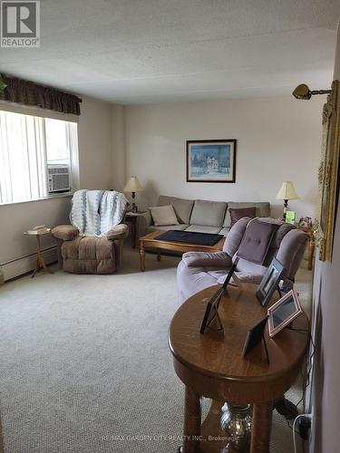 401 - 198 Scott Street N, St. Catharines, ON - Indoor Photo Showing Living Room