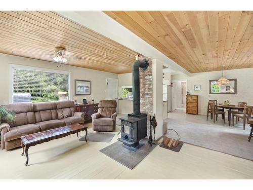 1754 Pass Creek Road, Castlegar, BC - Indoor Photo Showing Living Room