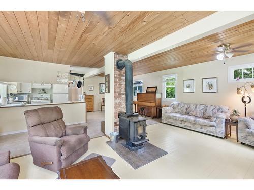 1754 Pass Creek Road, Castlegar, BC - Indoor Photo Showing Living Room