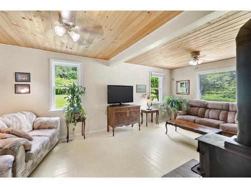 1754 Pass Creek Road, Castlegar, BC - Indoor Photo Showing Living Room