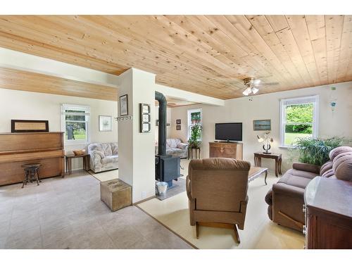 1754 Pass Creek Road, Castlegar, BC - Indoor Photo Showing Living Room