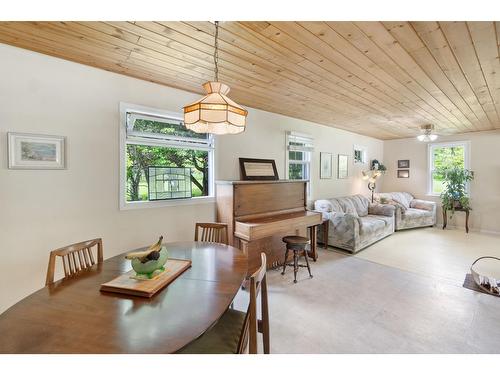 1754 Pass Creek Road, Castlegar, BC - Indoor Photo Showing Dining Room