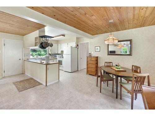 1754 Pass Creek Road, Castlegar, BC - Indoor Photo Showing Dining Room