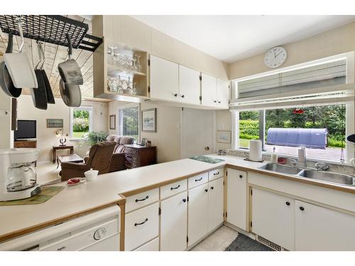 1754 Pass Creek Road, Castlegar, BC - Indoor Photo Showing Kitchen With Double Sink