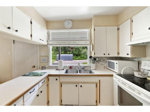 1754 Pass Creek Road, Castlegar, BC - Indoor Photo Showing Kitchen With Double Sink