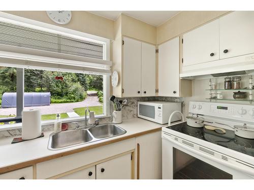 1754 Pass Creek Road, Castlegar, BC - Indoor Photo Showing Kitchen With Double Sink