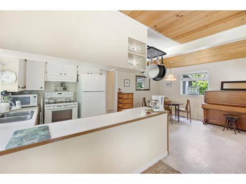 1754 Pass Creek Road, Castlegar, BC - Indoor Photo Showing Kitchen With Double Sink