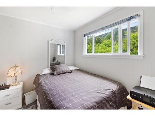 1754 Pass Creek Road, Castlegar, BC - Indoor Photo Showing Bedroom