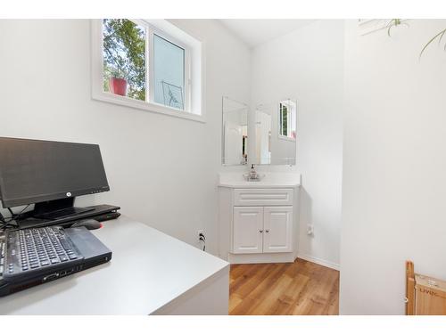 1754 Pass Creek Road, Castlegar, BC - Indoor Photo Showing Bathroom