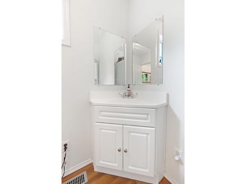 1754 Pass Creek Road, Castlegar, BC - Indoor Photo Showing Bathroom