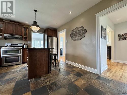 201 Crawford St, Timmins, ON - Indoor Photo Showing Kitchen