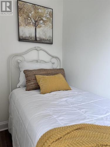 201 Crawford St, Timmins, ON - Indoor Photo Showing Bedroom