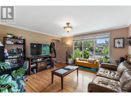 1876-1878 Ethel Street, Kelowna, BC - Indoor Photo Showing Living Room