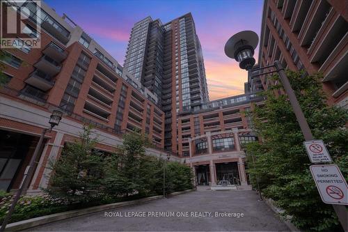 537 - 830 Lawrence Avenue W, Toronto, ON - Outdoor With Facade