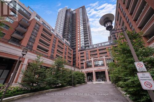 537 - 830 Lawrence Avenue W, Toronto, ON - Outdoor With Facade