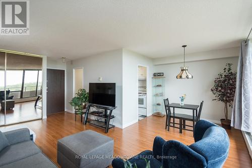 914 - 2929 Aquitaine Avenue, Mississauga, ON - Indoor Photo Showing Living Room