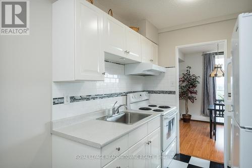 914 - 2929 Aquitaine Avenue, Mississauga, ON - Indoor Photo Showing Kitchen