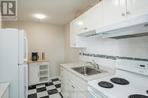 914 - 2929 Aquitaine Avenue, Mississauga, ON - Indoor Photo Showing Kitchen