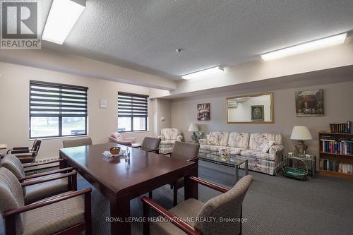 914 - 2929 Aquitaine Avenue, Mississauga, ON - Indoor Photo Showing Living Room