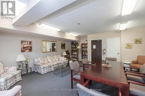 914 - 2929 Aquitaine Avenue, Mississauga, ON - Indoor Photo Showing Living Room