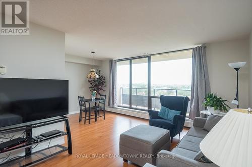 914 - 2929 Aquitaine Avenue, Mississauga, ON - Indoor Photo Showing Living Room