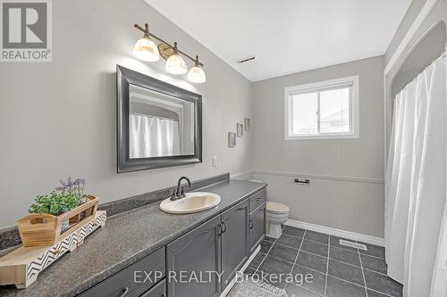 52 Hillgarden Drive, Hamilton, ON - Indoor Photo Showing Bathroom