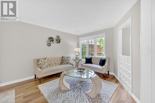 52 Hillgarden Drive, Hamilton, ON - Indoor Photo Showing Living Room