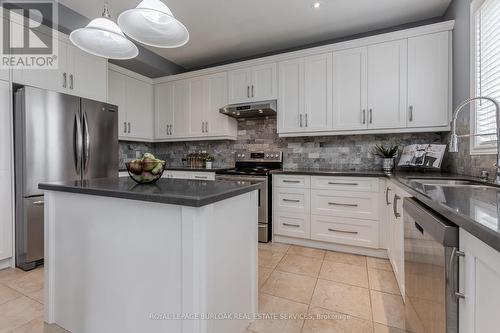 2309 Falling Green Drive, Oakville, ON - Indoor Photo Showing Kitchen With Upgraded Kitchen