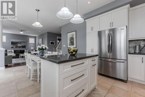 2309 Falling Green Drive, Oakville, ON - Indoor Photo Showing Kitchen With Upgraded Kitchen