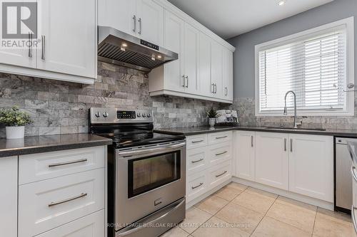 2309 Falling Green Drive, Oakville, ON - Indoor Photo Showing Kitchen With Upgraded Kitchen