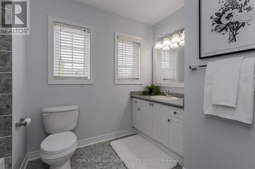 2309 Falling Green Drive, Oakville, ON - Indoor Photo Showing Bathroom