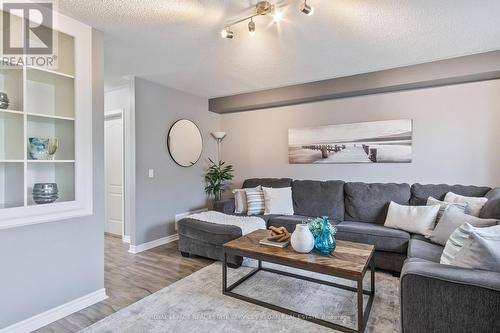 31 - 7284 Bellshire Gate, Mississauga, ON - Indoor Photo Showing Living Room