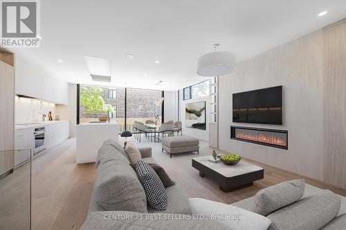 1032 West Avenue, Mississauga, ON - Indoor Photo Showing Living Room