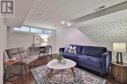 261 Zelda Crescent, Richmond Hill, ON - Indoor Photo Showing Living Room