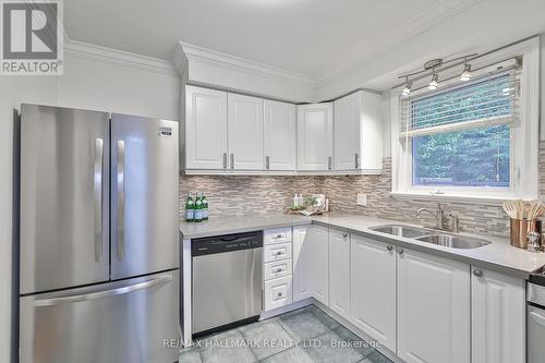 261 Zelda Crescent, Richmond Hill, ON - Indoor Photo Showing Kitchen With Double Sink With Upgraded Kitchen