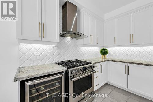 2 Leith Drive, Bradford West Gwillimbury, ON - Indoor Photo Showing Kitchen With Upgraded Kitchen