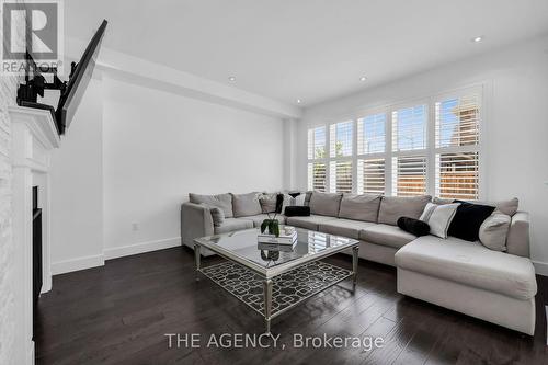 2 Leith Drive, Bradford West Gwillimbury, ON - Indoor Photo Showing Living Room