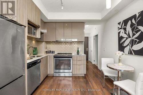 426 - 52 Forest Manor Road, Toronto, ON - Indoor Photo Showing Kitchen With Upgraded Kitchen