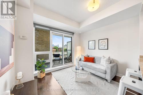 208 - 2756 Old Leslie Street, Toronto, ON - Indoor Photo Showing Living Room