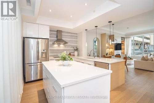 Th01 - 761 Bay Street, Toronto, ON - Indoor Photo Showing Kitchen With Upgraded Kitchen