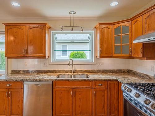 555 Red Wing Drive, Penticton, BC - Indoor Photo Showing Kitchen With Double Sink