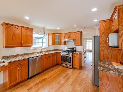 555 Red Wing Drive, Penticton, BC - Indoor Photo Showing Kitchen With Double Sink