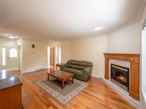 555 Red Wing Drive, Penticton, BC - Indoor Photo Showing Living Room With Fireplace